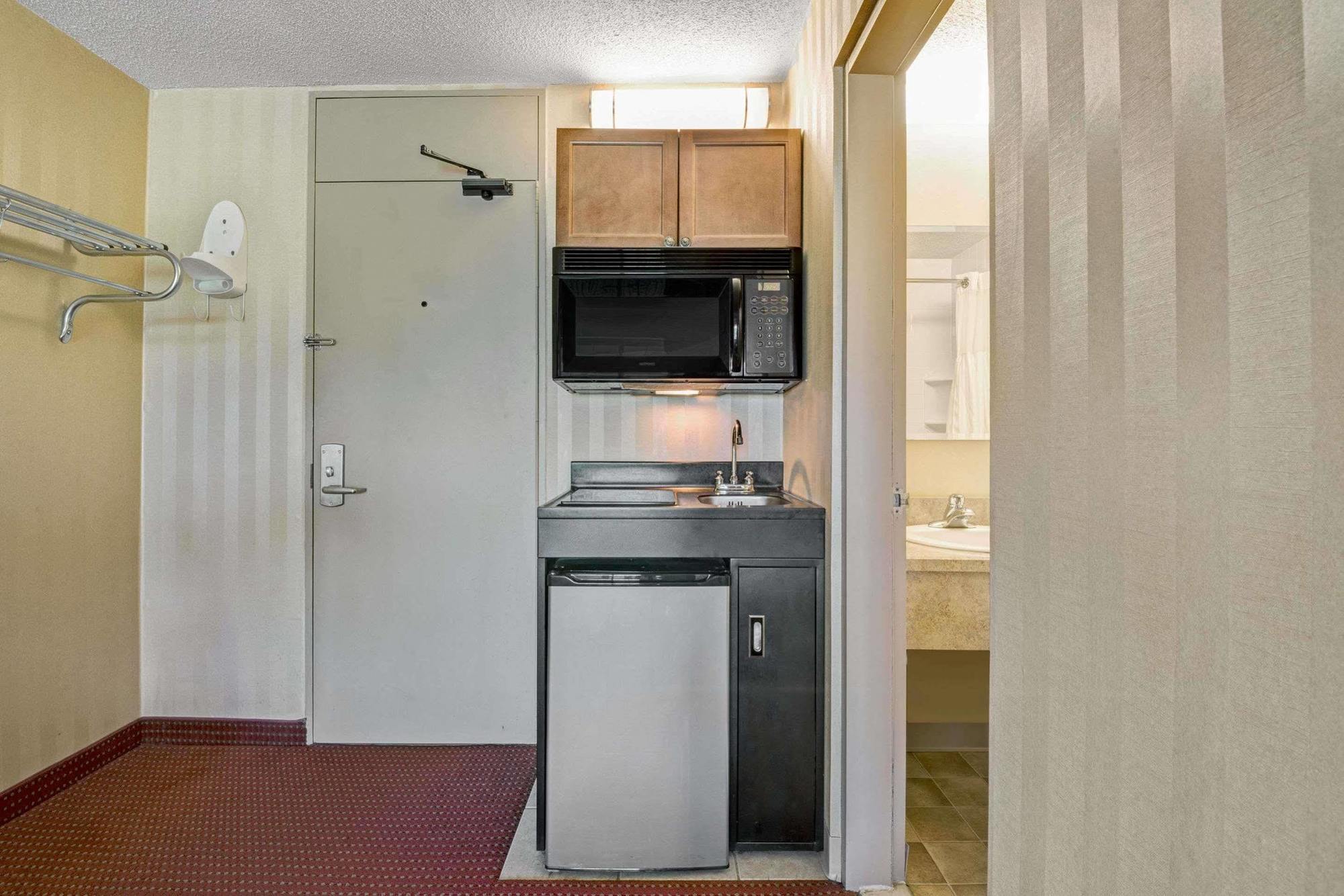 Homespring Inn & Studios - Hartford South - Rocky Hill Buitenkant foto