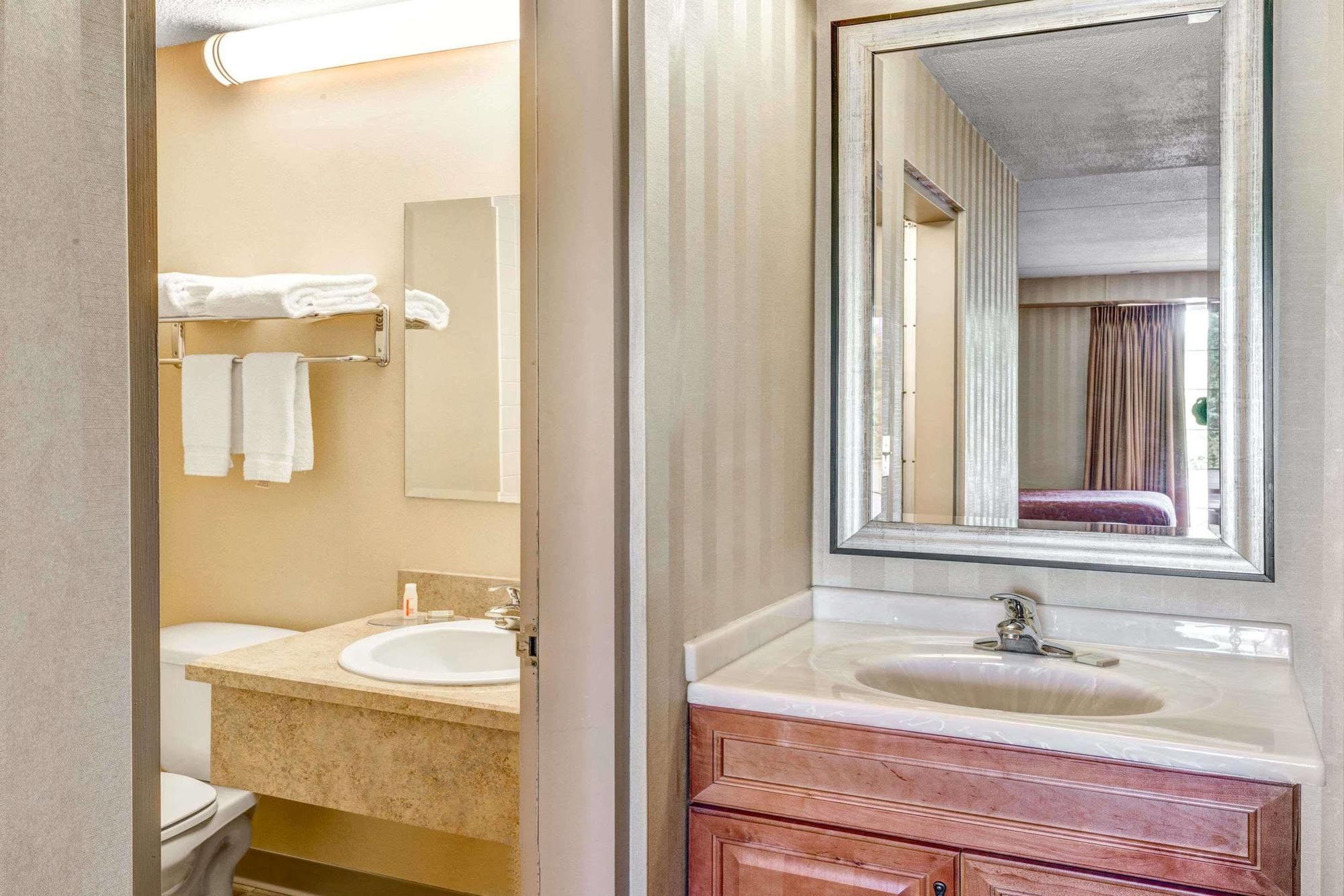 Homespring Inn & Studios - Hartford South - Rocky Hill Buitenkant foto