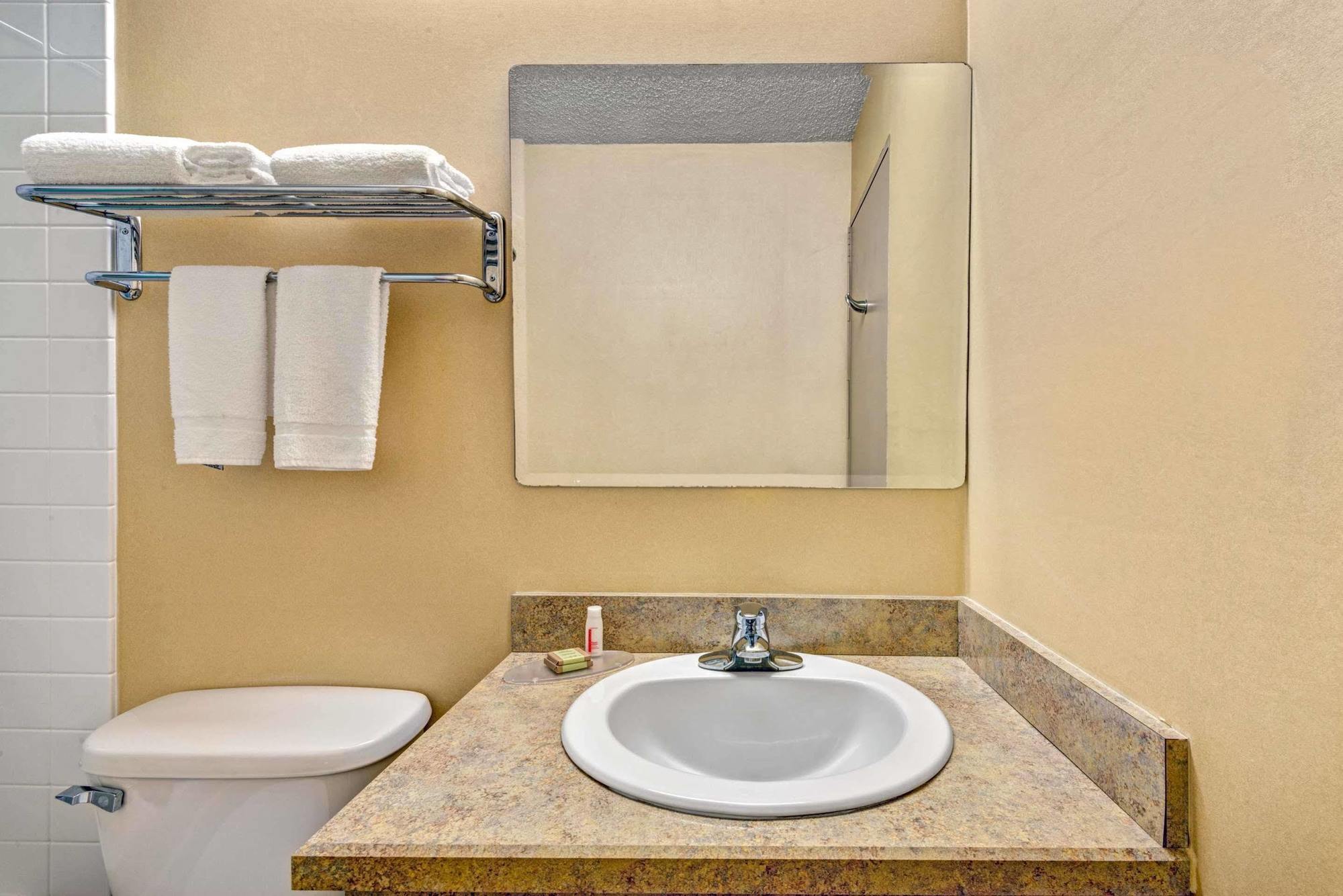 Homespring Inn & Studios - Hartford South - Rocky Hill Kamer foto