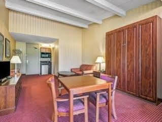 Homespring Inn & Studios - Hartford South - Rocky Hill Buitenkant foto